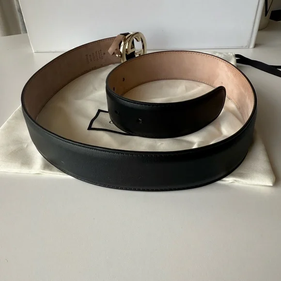 Gucci Black Coated Leather Gold Interlocking G Buckle Belt  display picture 1